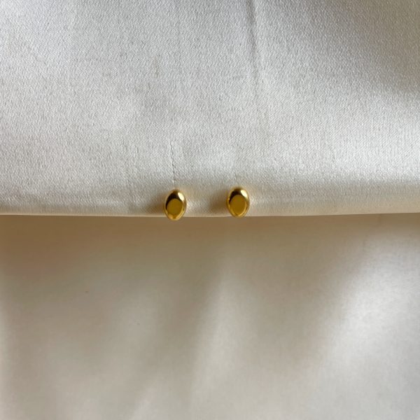 OVAL STUD